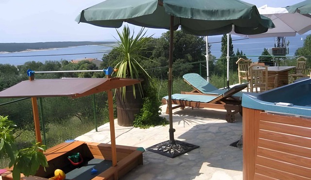 Holiday apartment with beautiful terrace and sea view