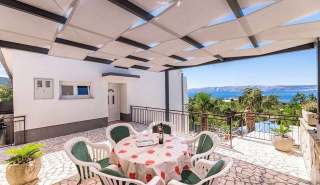 Holiday apartment with sea view and pavilion