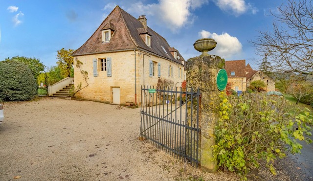 Holiday Apartment "Gite Les Milandes" with Shared Pool, Garden & Wi-Fi