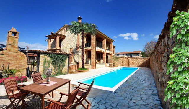 Holiday apartment with pool and in Tuscan style