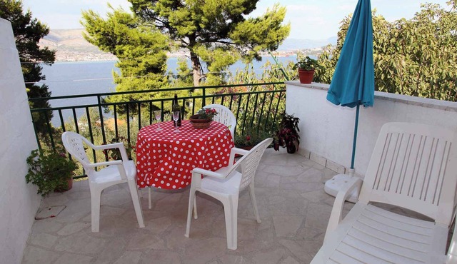Holiday apartment 100 m from the beach