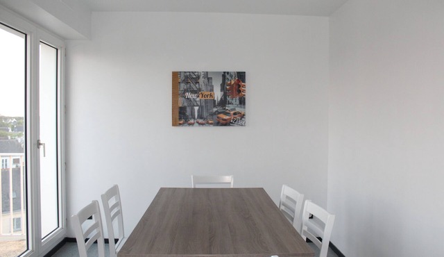 Holiday Apartment - 3 Bedrooms - 2 Shower Rooms - WIFI