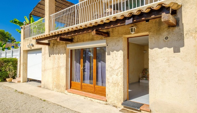 Holiday Apartment '4 Personnes Le Tignet' with Pool, Shared Garden and Wi-Fi