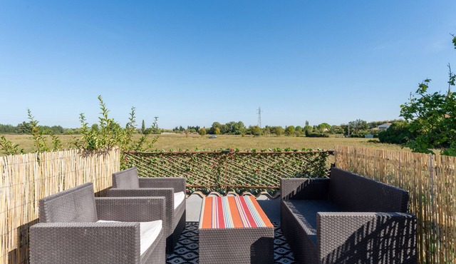 Holiday Apartment "Aux portes de la Camargue" with Private Terrace, Shared Tennis Court & Wi-Fi