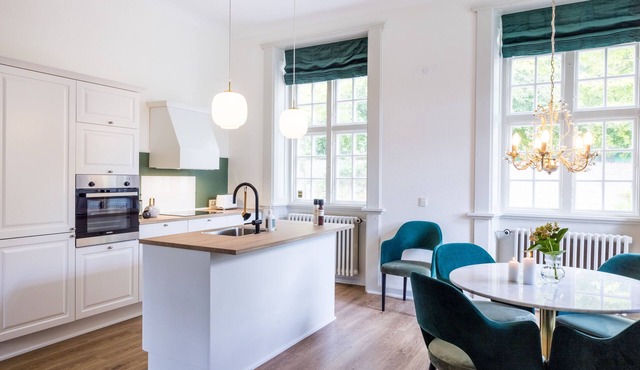 Holiday apartment with access to private terrace and huge park