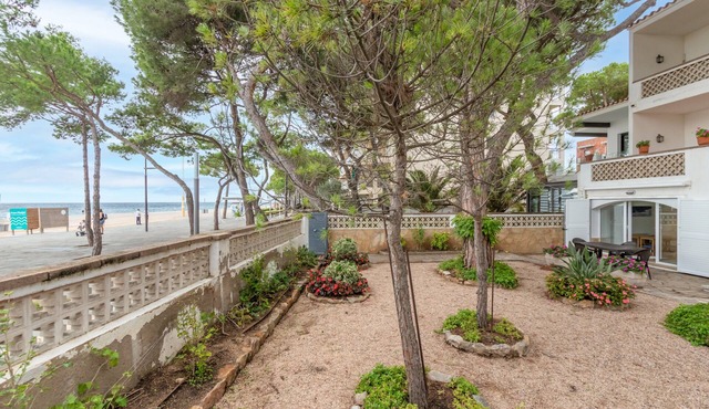 Holiday Apartment "Planta Baixa" with Private Garden & Wi-Fi