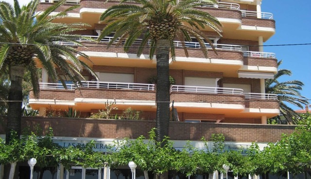 Holiday apartment directly on the beach, family-friendly, well-maintained complex with pool