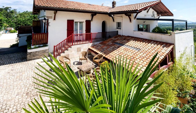 Holiday Apartment "Escapade Au Pays Basque 2 À 4 Pers" with Balcony, Shared Garden & Wi-Fi