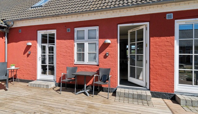 Holiday apartment for 4 with shared pool