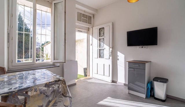 Holiday Apartment Les Pieds dans l'Aude – Renovated, Central, with Terrace