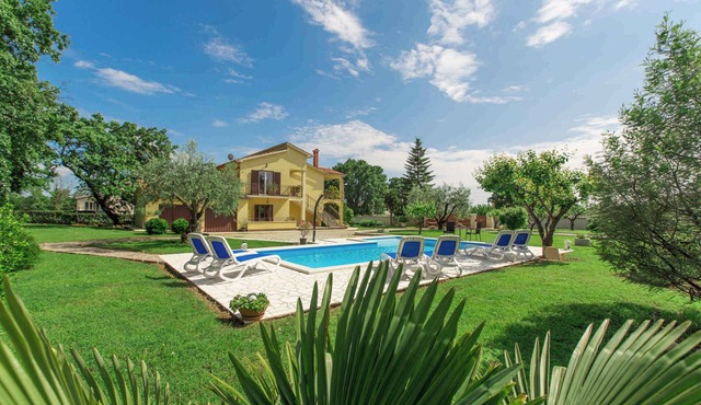 Holiday apartment with pool and air conditioning