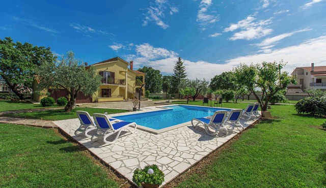 Holiday apartment with pool near Porec