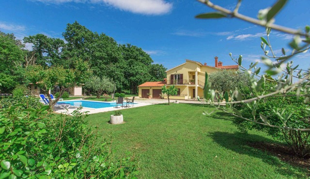Holiday apartment With pool and large garden