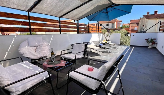 Holiday apartment in Pula, big roof balcony and garden, pet friendly