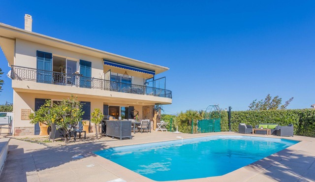 Holiday Apartment "Le Figuier" with Sea View, Private Pool, and Wi-Fi