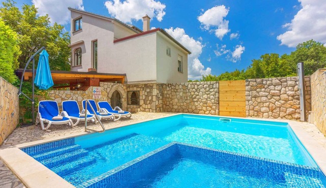 Holiday apartment mit Pool und Garten