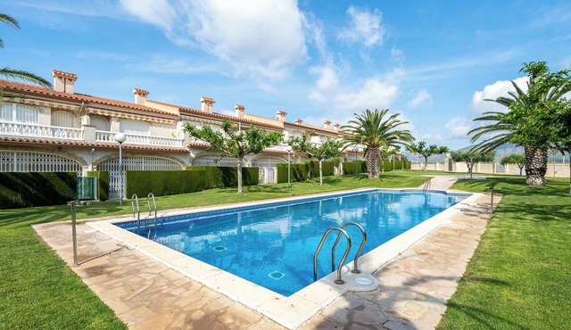 Holiday Apartment "Montserrat" with Sea View, Shared Pool & Wi-Fi