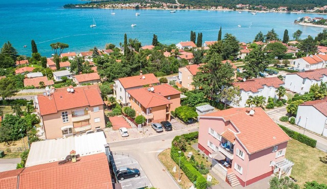 Holiday apartment near the beach with a big garden