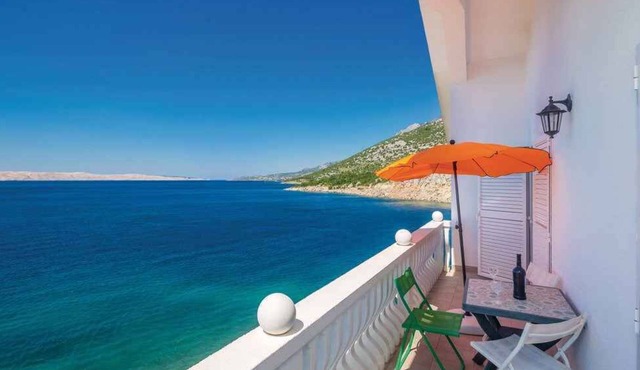 Holiday apartment next to the sea