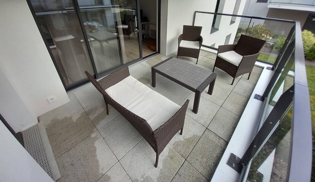 Holiday Apartment "Petit Nid Douillet À Arradon" with Private Terrace & Wi-Fi