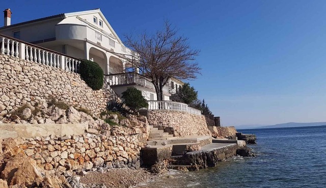 Holiday apartment with air conditioning right on the water