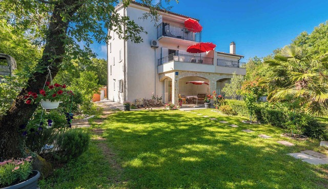 Holiday apartment with air conditioning and barbecue, surrounded by greenery