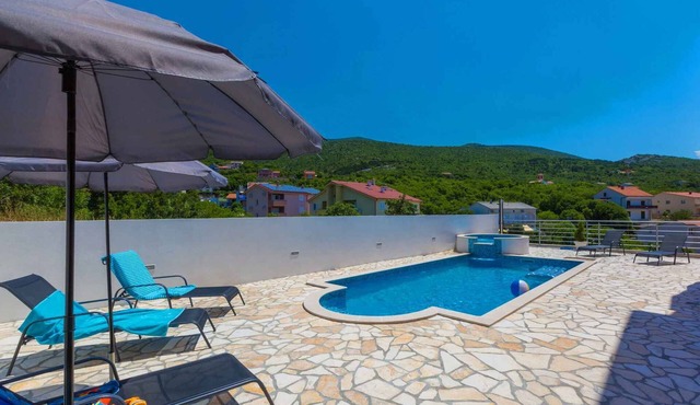 Holiday apartment with pool and jacuzzi