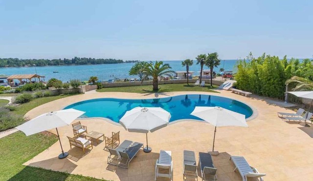 Holiday apartment with air conditioning and pool
