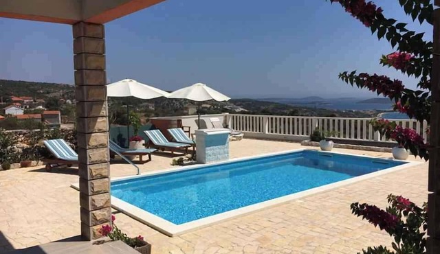 Holiday apartment with use of pool