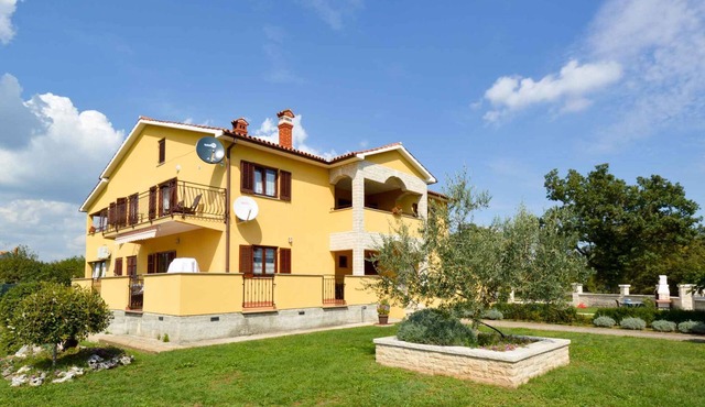 Holiday apartment with air conditioning and mounting pool
