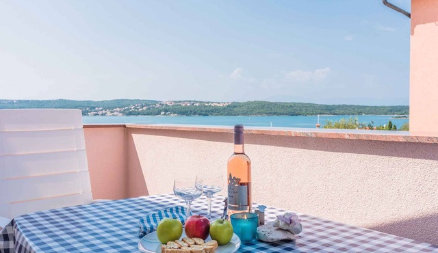 Holiday apartment with air conditioning and sea view