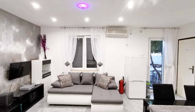 Holiday apartment with air conditioning near the beach