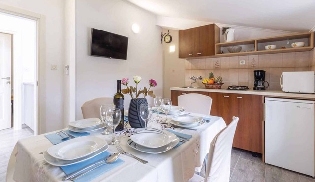 Holiday apartment with air conditioning and pool access