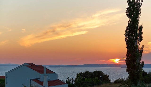 Holiday apartment with air conditioning and sea view