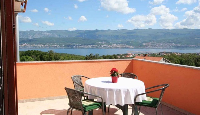 Holiday apartment with air conditioning and sea view