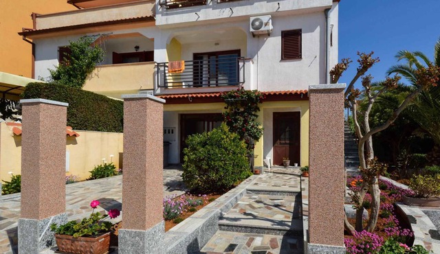 Holiday apartment with air conditioning in a quiet location