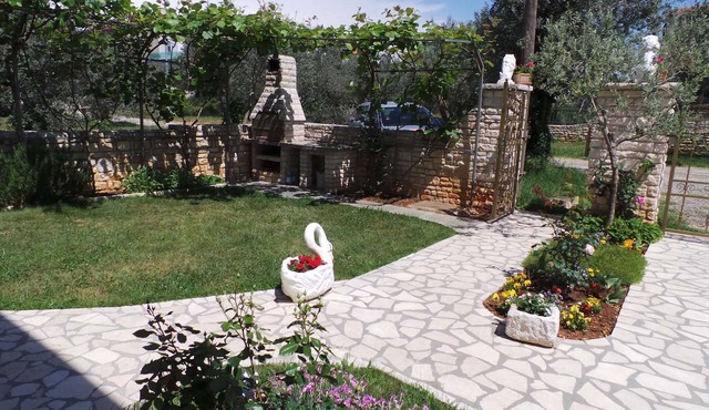 Holiday apartment with barbecue in the garden