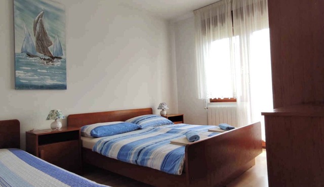 Holiday apartment with balcony, barbecue, garden, and Wi-Fi