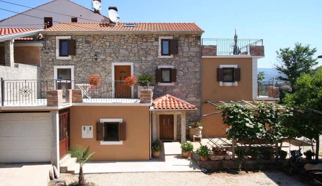 Holiday apartment with barbecue, internet and air conditioning