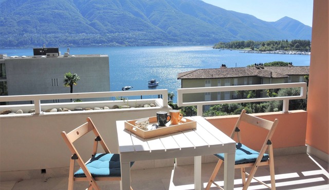 Holiday apartment with a beautiful view of the lake, near the promenade