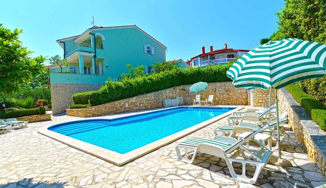 Holiday apartment with communal pool and air conditioning