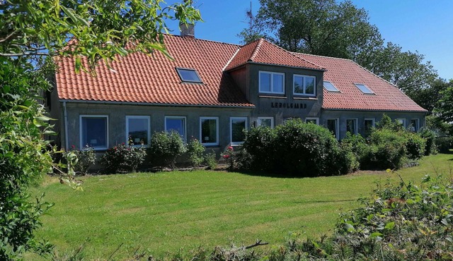 Holiday apartment with sea view near the beach
