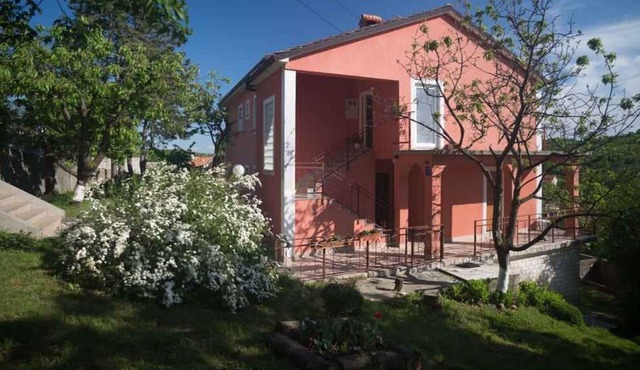 Holiday apartment with garden and Internet