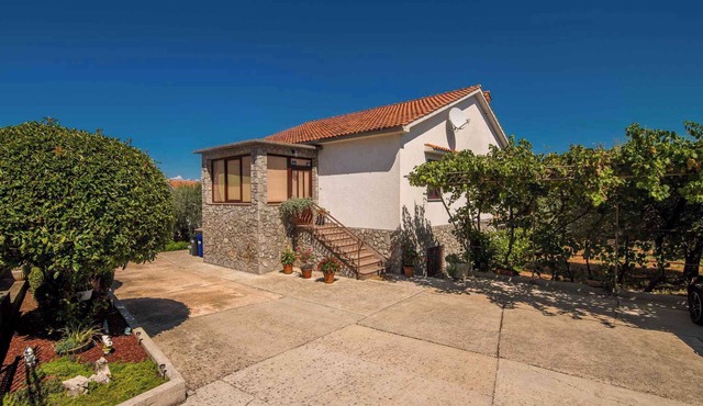 Holiday apartment with garden and barbecue