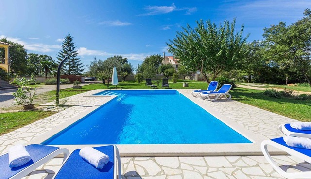 Holiday apartment with air conditioning and pool
