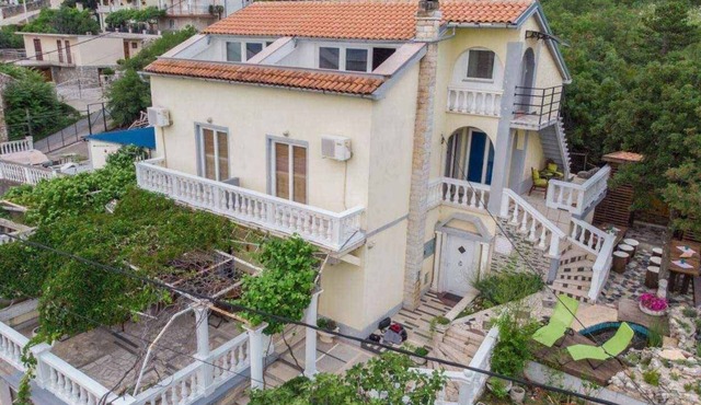 Holiday apartment with a view and climate