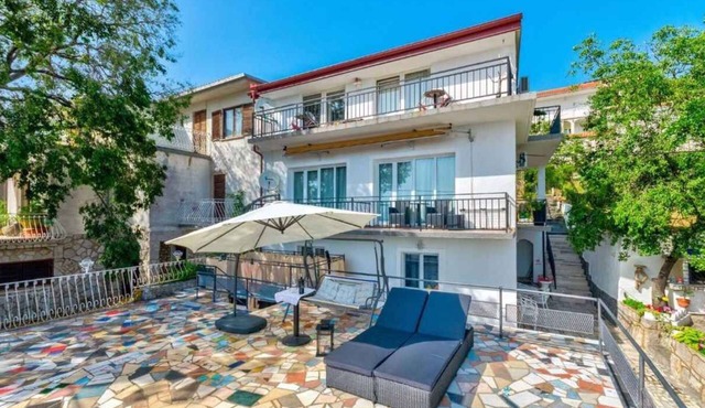 Holiday apartment with jacuzzi and sea view