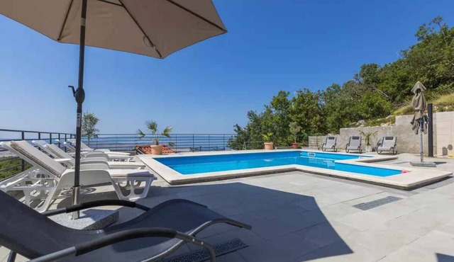 Holiday apartment with swimming pool and barbecue