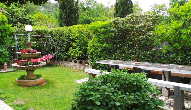 Holiday apartment with satellite TV 200 m from the pebble beach