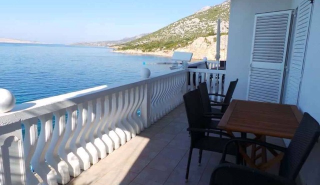 Holiday apartment with terrace near the sea